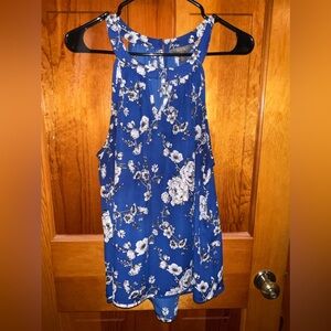 XL MIX blue top with white/ black outlined flowers